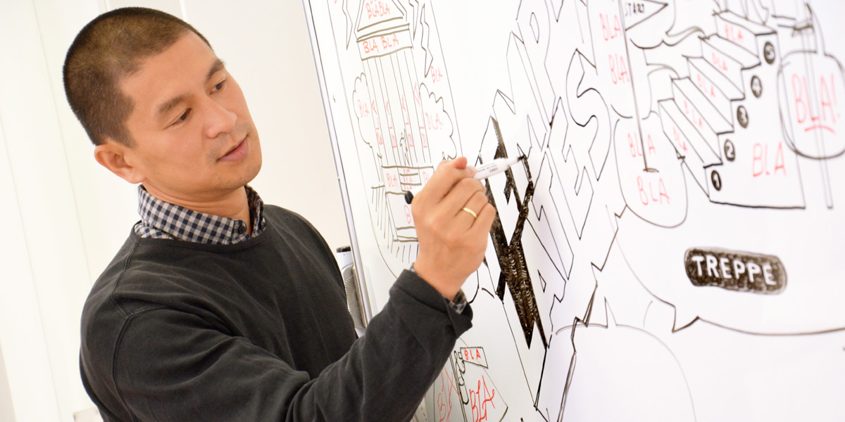 Sommerakademie - Kurs Graphic Recording - Dozent Van Bo Le-Mentzel am Whiteboard